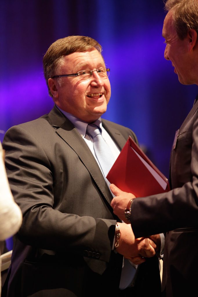 Wat een eer! Vader Johan neemt wat graag de trofee in ontvangst.